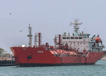 യുദ്ധ-ഭീതിയിൽ-ഇന്ത്യൻ-മഹാസമുദ്രത്തിൽ-കുടുങ്ങി;-ഇന്ധനവും-കുടിവെള്ളവും-തീരാറായി;-ചൈനയിൽനിന്ന്‌-ഷാർജയിലേയ്ക്ക്-പുറപ്പെട്ട-ഇന്ധനക്കപ്പൽ-കൊല്ലം-തുറമുഖത്ത്-അഭയം-തേടി