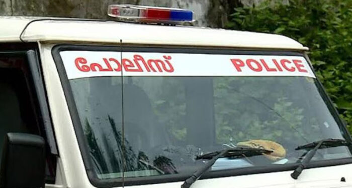 സിപിഎം-നേതാവുമായി-അടുത്ത-ബന്ധമുള്ള-പ്ലസ്-ടു-വിദ്യാര്ത്ഥിക്ക്-സ്ഫോടനത്തില്-ഗുരുതര-പരിക്ക്,-ഓലപ്പടക്കം-പൊട്ടിയതാണെന്ന്-ബന്ധുക്കള്,-പൊട്ടിയത്-ബോംബെന്ന-ആരോപണവുമായി-കോണ്ഗ്രസ്,-അപകട-വിവരം-പൊലീസില്-നിന്ന്-മറച്ചുവയ്ക്കാനും-ശ്രമം