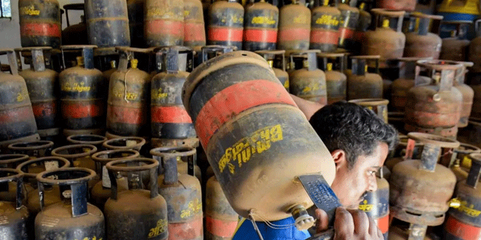 ഒരു-വാണിജ്യ-സിലിണ്ടർ-എടുക്കാനുണ്ടോ?-സിലിണ്ടർ-വിലയ്ക്കൊപ്പം-സൗജന്യ-മൂന്നാർ-ട്രിപ്പും!-ആലുവയിലെ-സാഗർ-ഹോട്ടലിന്റെ-ഉറപ്പ്