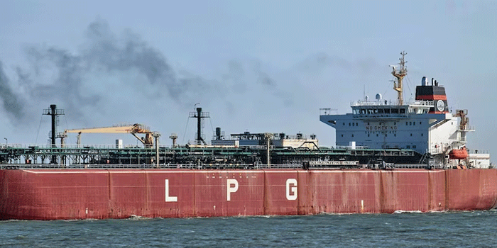 എൽപിജിയുമായി-രണ്ട്-കപ്പലുകൾ-കൂടി-ഹോർമുസ്-കടന്ന്-ഇന്ത്യയിലേയ്ക്ക്;-രണ്ട്-ടാങ്കറുകളിലുമായി-ഉള്ളത്-90,000-ടണ്ണിലധികം-പാചകവാതകം