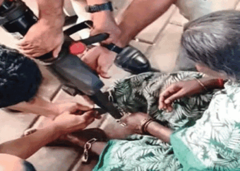 വഴിയരികിൽ-ചങ്ങലയിൽ-ബന്ധിച്ച-നിലയിൽ-സ്ത്രീയെ-കണ്ടെത്തി;-‘ഭാര്യയുടെ-അമിത-മദ്യപാനത്താൽ-പൊറുതിമുട്ടി-താൻ-തന്നെയാണ്-പൂട്ടിയിട്ടതെന്ന്‘-ഭർത്താവ്