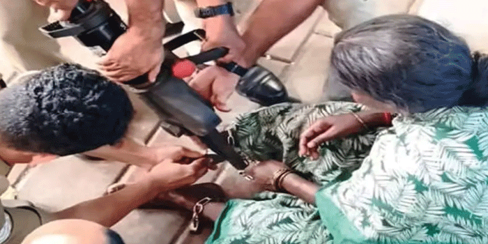 വഴിയരികിൽ-ചങ്ങലയിൽ-ബന്ധിച്ച-നിലയിൽ-സ്ത്രീയെ-കണ്ടെത്തി;-‘ഭാര്യയുടെ-അമിത-മദ്യപാനത്താൽ-പൊറുതിമുട്ടി-താൻ-തന്നെയാണ്-പൂട്ടിയിട്ടതെന്ന്‘-ഭർത്താവ്