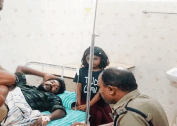 ‘ആരാടാ-എന്റെ-കൊച്ചിനെ-വഴക്കുപറഞ്ഞത്?‘:-ഒന്നാംക്ലാസിൽ-പഠിക്കുന്ന-മകന്റെ-അധ്യാപകനെ-വീട്ടിൽ-കയറി-ആക്രമിച്ച്-രക്ഷകർത്താവ്