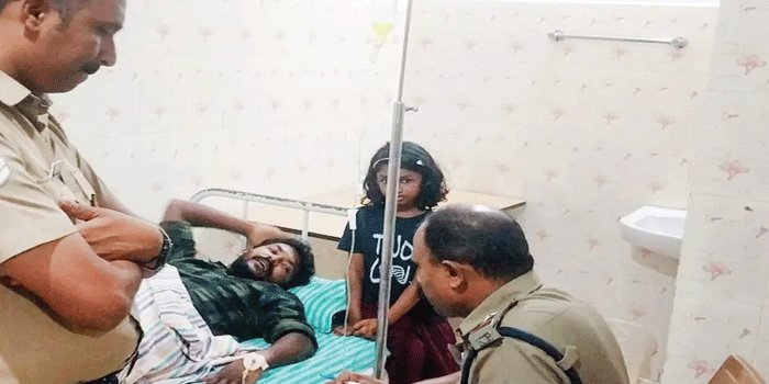 ‘ആരാടാ-എന്റെ-കൊച്ചിനെ-വഴക്കുപറഞ്ഞത്?‘:-ഒന്നാംക്ലാസിൽ-പഠിക്കുന്ന-മകന്റെ-അധ്യാപകനെ-വീട്ടിൽ-കയറി-ആക്രമിച്ച്-രക്ഷകർത്താവ്