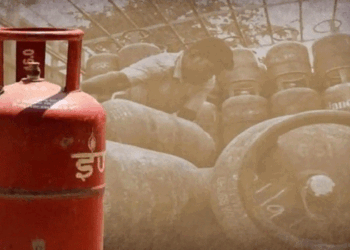 തീപിടിച്ച-വില-:-വാണിജ്യ-പാചകവാതക-സിലിണ്ടറിനും-പ്രീമിയം-ഇന്ധനങ്ങൾക്കും-വില-ഉയർന്നു;-റെക്കോർഡിട്ട്-വിമാന-ഇന്ധന-വില