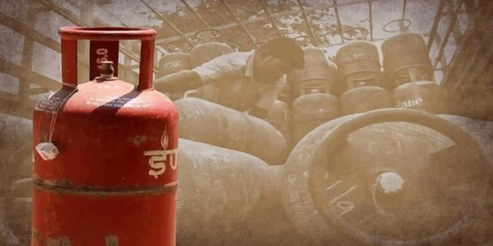 തീപിടിച്ച-വില-:-വാണിജ്യ-പാചകവാതക-സിലിണ്ടറിനും-പ്രീമിയം-ഇന്ധനങ്ങൾക്കും-വില-ഉയർന്നു;-റെക്കോർഡിട്ട്-വിമാന-ഇന്ധന-വില