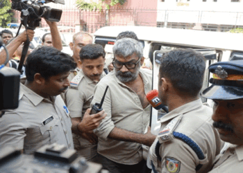 സംവിധായകൻ-രഞ്ജിത്ത്-പ്രതിയായ-ലൈം​ഗീകാതിക്രമ-കേസ്:-‘പ്രാഥമികമായി-കഴമ്പുണ്ടെന്ന്-കണ്ടെത്തി;-സംഭവം-കഴിഞ്ഞ്-കരഞ്ഞുകൊണ്ട്-പുറത്തേക്കിറങ്ങുന്ന-അതിജീവിതയെ-കണ്ടവരുണ്ട്;-രഞ്ജിത്ത്-ഒളിവിൽ-പോകാനും-ശ്രമം-നടത്തി‘:-കമ്മീഷണർ