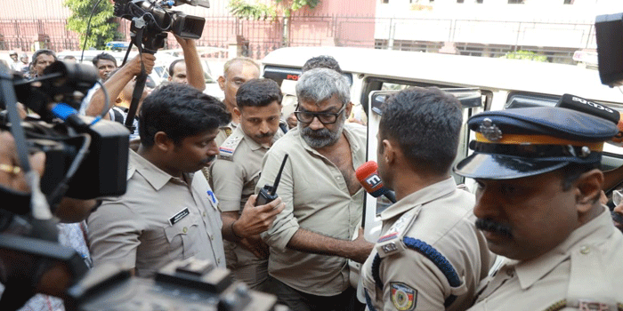 സംവിധായകൻ-രഞ്ജിത്ത്-പ്രതിയായ-ലൈംഗീകാതിക്രമ-കേസ്:-‘പ്രാഥമികമായി-കഴമ്പുണ്ടെന്ന്-കണ്ടെത്തി;-സംഭവം-കഴിഞ്ഞ്-കരഞ്ഞുകൊണ്ട്-പുറത്തേക്കിറങ്ങുന്ന-അതിജീവിതയെ-കണ്ടവരുണ്ട്;-രഞ്ജിത്ത്-ഒളിവിൽ-പോകാനും-ശ്രമം-നടത്തി‘:-കമ്മീഷണർ