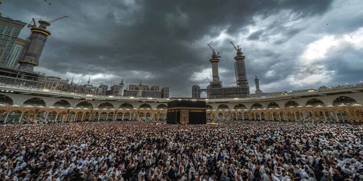 സൗദിയിൽ-ഉംറ-തീർത്ഥാടകരുടെ-പ്രവാഹം;-സന്ദർശകരുടെ-എണ്ണത്തിൽ-റെക്കോർഡ്-വർധന!