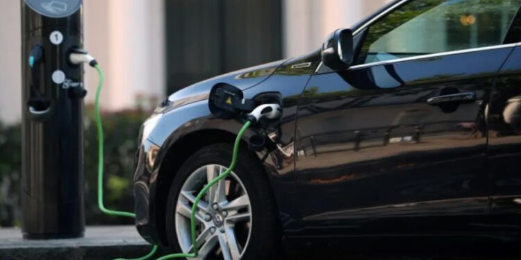 ഇറാൻ-സംഘർഷം-വഴിമാറുന്നത്-ഇവി-വിപ്ലവത്തിലേക്ക്;-ഇലക്ട്രിക്-കാർ-വിൽപ്പനയിൽ-43-ശതമാനം-വർദ്ധനവ്