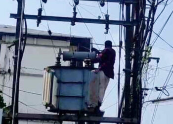 ഏഴു-മാസം-ഗർഭിണിയായ-കാമുകിയെ-വീട്ടിലേക്ക്-കൊണ്ടുവന്നതിനു-പിന്നാലെ-ഭാര്യ-ഇറങ്ങിപ്പോയി,-നട്ടപാതിരയ്ക്ക്-ഭാര്യ-വീടിന്-സമീപത്തെ-ട്രാൻസ്ഫോമറില്‍-കയറി-ആത്മഹത്യാ-ഭീഷണി-മുഴക്കി-23-കാരന്‍,-കൊന്നാലും-തിരികെ-പോകില്ലെന്ന്-യുവതി,-യുവാവിനെ-താഴെയിറക്കിയത്-മണിക്കകൂറുകള്‍ക്കൊടുവില്‍