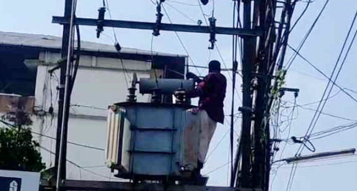 ഏഴു-മാസം-ഗർഭിണിയായ-കാമുകിയെ-വീട്ടിലേക്ക്-കൊണ്ടുവന്നതിനു-പിന്നാലെ-ഭാര്യ-ഇറങ്ങിപ്പോയി,-നട്ടപാതിരയ്ക്ക്-ഭാര്യ-വീടിന്-സമീപത്തെ-ട്രാൻസ്ഫോമറില്‍-കയറി-ആത്മഹത്യാ-ഭീഷണി-മുഴക്കി-23-കാരന്‍,-കൊന്നാലും-തിരികെ-പോകില്ലെന്ന്-യുവതി,-യുവാവിനെ-താഴെയിറക്കിയത്-മണിക്കകൂറുകള്‍ക്കൊടുവില്‍