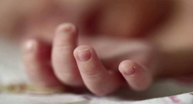 ഗർഭിണിയാണെന്ന-വിവരം-വീട്ടുകാരെ-പോലും-അറിയിച്ചില്ല,-ജോലി-കഴിഞ്ഞെത്തിയ-ഭർത്താവ്-കാണുന്നത്-രക്തംവാർന്നു-കിടക്കുന്ന-ഭാര്യയെ,-ആശുപത്രിയിലെത്തിക്കാൻ-വസ്ത്രം-തിരയുന്നതിനിടെ-കട്ടിലിനടിയിൽ-തുണിയിൽ-പൊതിഞ്ഞ-നിലയിൽ-നവജാത-ശിശു!!-മരണത്തിൽ-ദുരൂഹത,-കുഞ്ഞിന്റെ-മൃതദേഹം-പോസ്റ്റ്മോർട്ടം-ചെയ്യും