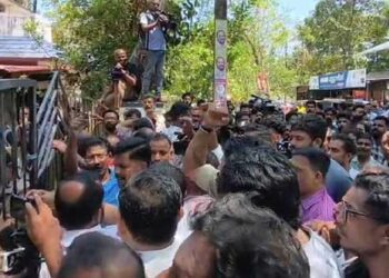 കിറ്റിനു-പിന്നിൽ-കൊച്ചിയിലുള്ള-പിആർ-ഏജൻസി,-കിറ്റിനു-പുറമേ-സാരി,-പണം-എന്നിവയും-വിതരണം-ചെയ്യുന്നു,-ബിജെപിയെ-സഹായിക്കാൻ-തെരഞ്ഞെടുപ്പ്-കമ്മിഷന്റെ-ഒരു-വിഭാഗം-ഒബ്സർവർമാരും-പോലീസും-ടി-എൻ-പ്രതാപൻ!!-ഓർഡർ-നൽകിയ-ആളെ-പ്രതിയാക്കി-കേസെടുക്കാൻ-കോടതി-അനുമതി