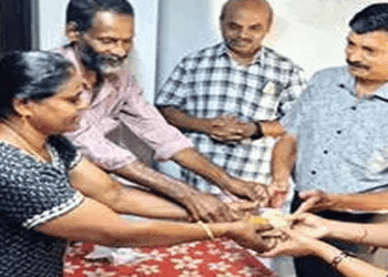 എട്ടുവർഷം-മുമ്പ്-അയൽവാസി-നല്കിയ-അലമാരയുടെ-തുറക്കാനാവാതിരുന്ന-ഡ്രോ-അഴിച്ചെടുത്തപ്പോൾ-ഏഴുപവൻ-സ്വർണ്ണവും-ഏഴായിരത്തോളം-രൂപയും!-അത്-തിരികെ-ഉടമയെ-ഏൽപിക്കാനുള്ള-വലിയ-മനസുകാട്ടി-വെള്ളയാംകുടി-സ്വദേശി