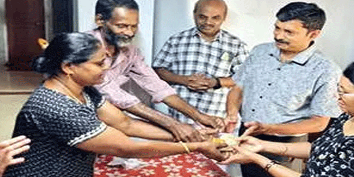 എട്ടുവർഷം-മുമ്പ്-അയൽവാസി-നല്കിയ-അലമാരയുടെ-തുറക്കാനാവാതിരുന്ന-ഡ്രോ-അഴിച്ചെടുത്തപ്പോൾ-ഏഴുപവൻ-സ്വർണ്ണവും-ഏഴായിരത്തോളം-രൂപയും!-അത്-തിരികെ-ഉടമയെ-ഏൽപിക്കാനുള്ള-വലിയ-മനസുകാട്ടി-വെള്ളയാംകുടി-സ്വദേശി