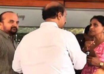 ‘പറയാനുളളത്-പാർട്ടിക്കുള്ളിൽ-പറയും…ഒളിഞ്ഞിരുന്ന്-ദൃശ്യങ്ങൾ-പകർത്തി-വാർത്തയാക്കുന്നത്-ലജ്ജാകരം,-സഹോദരതുല്യനായ-സോമനോട്-സംസാരിച്ചത്-സ്വകാര്യമായ-കാര്യം!!-തെരഞ്ഞെടുപ്പ്-പ്രചാരണ-പരിപാടിക്കിടെ-തന്റെ-പേര്-പറഞ്ഞില്ല,-രാജീവ്-ചന്ദ്രശേഖറിന്റെ-പേര്മാത്രം-കേന്ദ്രമന്ത്രി-ഇടയ്ക്കിടെ-പറഞ്ഞുള്ളു…-പരിപാടി-ബഹിഷ്കരിച്ച്-ഇറങ്ങിപ്പോയ-ആർ-ശ്രീലേഖ-വിശദീകരണവുമായി-രം​ഗത്ത്