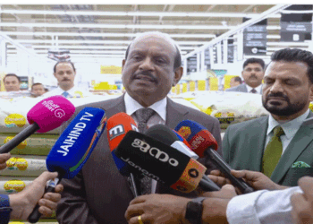 ‘ലോൺ-എടുത്തിട്ടായാലും-ശമ്പളം-കൊടുക്കും;-ജീവനക്കാരുടെ-ശമ്പളം-മുടക്കില്ല;-കുറയ്ക്കുകയുമില്ല’-യൂസഫലി;-പതറാതെ-നിൽക്കുന്നതാണ്-നമ്മുടെ-കടമയും-ബാധ്യതയും