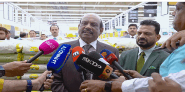 ‘ലോൺ-എടുത്തിട്ടായാലും-ശമ്പളം-കൊടുക്കും;-ജീവനക്കാരുടെ-ശമ്പളം-മുടക്കില്ല;-കുറയ്ക്കുകയുമില്ല’-യൂസഫലി;-പതറാതെ-നിൽക്കുന്നതാണ്-നമ്മുടെ-കടമയും-ബാധ്യതയും