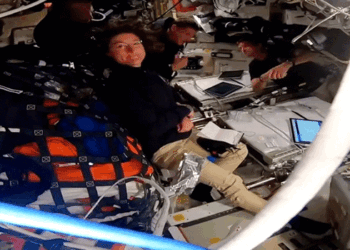 ചരിത്ര-നേട്ടത്തിൽ-ആർട്ടെമിസ്-2-ദൗത്യസംഘം-;-ഭമിയിൽനിന്ന്-ഏറ്റവും-അകലേക്ക്-സഞ്ചരിച്ച-മനുഷ്യർ-എന്ന-റെക്കോഡ്!