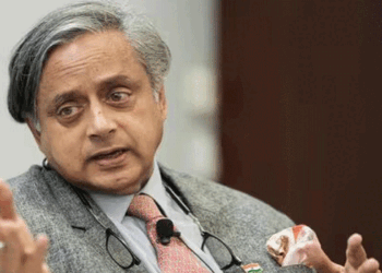 ‘ഇടതു-ഭരണത്തോടുള്ള-നീരസത്താൽ-ആരും-സർക്കാർ-വിരുദ്ധ-വോട്ടുകൾ-ബിജെപിക്ക്-നല്കിയേക്കല്ലേ…അതുകൊണ്ടൊരു-പ്രയോജനവുമില്ല;-മാറ്റത്തിനാണ്-വോട്ടുചെയ്യുന്നതെങ്കിൽ-അത്-എത്തേണ്ടത്-യുഡി.എഫിലേക്കാണ്‘-–-ശശി-തരൂർ