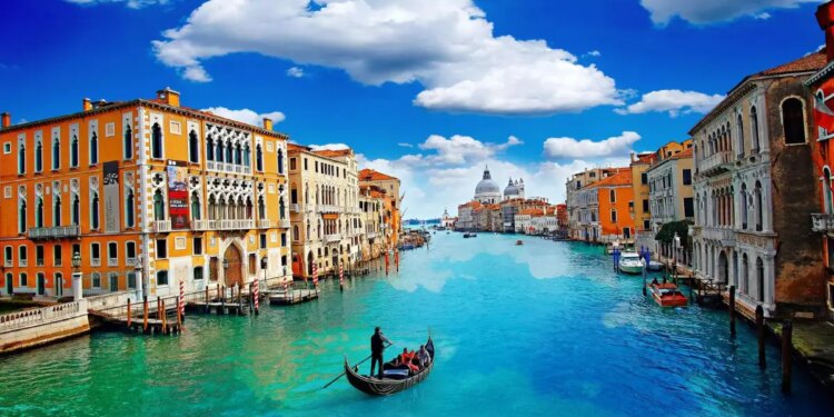 വെനീസ്-വിളിക്കുന്നു;-വരൂ,-കനാലുകളിലൂടെ-കാഴ്ചകളിലേക്കൊഴുകാം…