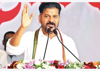 ‘ബൈ-ബൈ-പിണറായി’-നിങ്ങളുടെ-സമയം-കഴിഞ്ഞു,-അല്‍പ്പം-വിശ്രമിക്കൂ,-യുഡിഎഫ്-ജയിച്ചാല്‍-കേരളത്തില്‍-മെസിയോ-റൊണാള്‍ഡോയോ-വരും,-യുവാക്കളുമായി-ഫുട്‌ബോള്‍-കളിക്കും,-തെലങ്കാനയില്‍-മെസി-വന്നത്-കണ്ടില്ലേ??-വിജയന്റെ-പ്രായത്തെ-ബഹുമാനിക്കുന്നു,-അത്-കൊണ്ട്-ഒന്നും-പറയുന്നില്ലെന്ന്-രേവന്ത്-റെഡ്ഡി