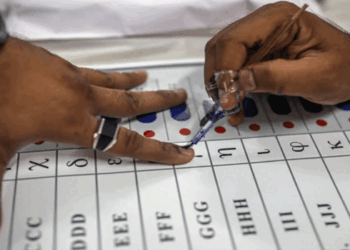 ക്യാമറയുള്ള-കണ്ണട-ധരിച്ച്-‘ഹൈടെക്ക്-ലുക്കിൽ‘-പോളിംഗ്-ബൂത്തിൽ;-യുഡിഎഫ്-ചീഫ്-ഇലക്ഷൻ-ഏജന്റിനെ-കൈയ്യോടെ-പിടികൂടി;-കണ്ണട-പിടിച്ചെടുത്തു