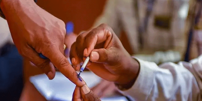 താമരയ്ക്ക്-കുത്തിയ്ക്കാൻ-ശ്രമം;-മാനന്തവാടിയിൽ-ബിജെപിയ്ക്ക്-വോട്ട്-ചെയ്യാൻ-വോട്ടർമാരെ-പ്രേരിപ്പിച്ചെന്ന-പരാതിയിൽ-പോളിങ്-ഓഫീസറെ-മാറ്റി