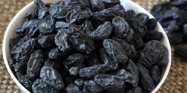 ആരോഗ്യത്തിന്റെ-കറുത്ത-മുത്തുകൾ;-കറുത്ത-ഉണക്കമുന്തിരി-വെറും-വയറ്റിൽ-കഴിച്ചാലുള്ള-അത്ഭുത-ഗുണങ്ങൾ