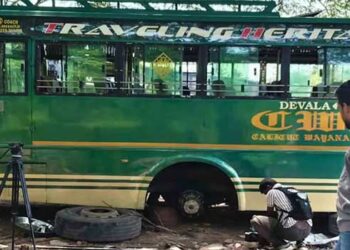  ബ്രേക്ക്-ലൈനറിന്റെ-അറ്റകുറ്റപ്പണിക്കിടെ-ജാക്കി-ലിവർ-തെന്നിമാറി,-ബസ്-വീണത്-അടിയിൽ-കിടന്നു-പണിയെടുക്കുകയായിരുന്ന-യുവാവിന്റെ-നെഞ്ചിന്റെ-ഭാ​ഗത്തേക്ക്,-യുവാവിന്-ദാരുണാന്ത്യം,-പുറത്തെടുത്തത്-ഫയർഫോഴ്സ്-ഹൈഡ്രോളിക്-റെസ്ക്യു-ഉപകരണം-ഉപയോഗിച്ച്-ബസ്-ഉയർത്തി!!-മറ്റൊരു-ജീവനക്കാരന്റെ-കാലിനും-പരുക്ക്