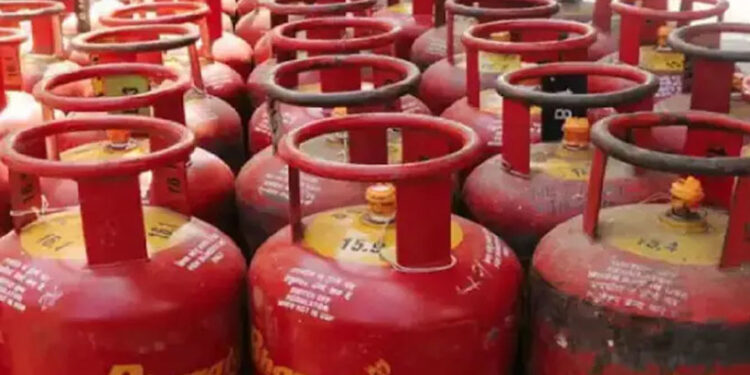 ആറ്റിങ്ങലിൽ-വൻ-ഗ്യാസ്-സിലിണ്ടർ-വേട്ട;-500-ഓളം-സിലിണ്ടറുകൾ-പിടികൂടി