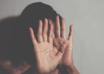 വാഹനാപകടത്തിൽ-പരിക്കേറ്റ-യുവതിയ്ക്ക്-രക്ഷിക്കാനെത്തിയ-ആളിൽ-നിന്നും-ലൈംഗീകാതിക്രമം:-‘വേദനയാൽ-ഞാൻ-നിലവിളിക്കുകയായിരുന്നു;-നടന്നത്-പുറത്തുപറയരുതെന്ന്-ഭീഷണി;-പിന്നീട്-25-ലക്ഷം-രൂപവരെ-വാഗ്ദനം-ചെയ്തു‘