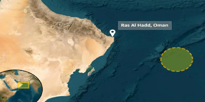 ഒമാൻ-കടലിടുക്കിൽ-ചരക്ക്-കപ്പലിന്-നേരെ-ആക്രമണം;-വൻ-തീപ്പിടിത്തം