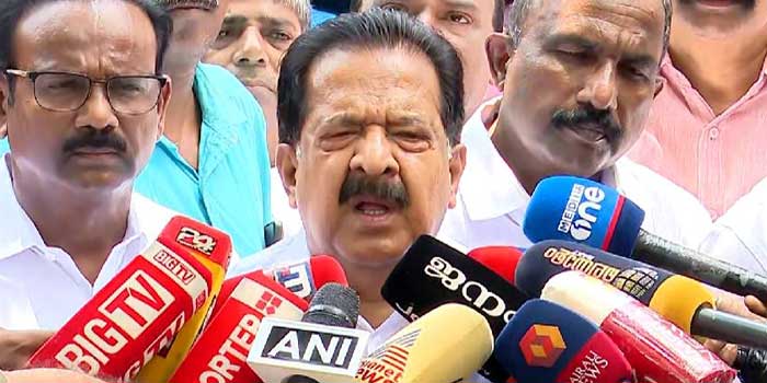 ‘ആദ്യം-വോട്ട്-എണ്ണണം,-യുഡിഎഫ്-ജയിക്കണം,-ബാക്കി-കാര്യങ്ങൾ-തീരുമാനിക്കേണ്ടത്-ഹൈക്കമാൻഡാണ്, -അല്ലാതെ-സോഷ്യൽ-മീഡിയയിലൂടെ-അല്ല-കോൺഗ്രസ്-മുഖ്യമന്ത്രിയെ-തീരുമാനിക്കുന്നത്,-വിവാദങ്ങളിൽ-നിന്ന്-എല്ലാവരും-ഒഴിഞ്ഞു-നിൽക്കണം’-ചെന്നിത്തല