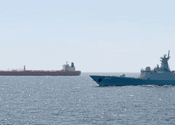 ഹോർമുസിന്-അടുത്ത്-നാവികവേലിയൊരുക്കി-ഇന്ത്യ-പാക്-യുദ്ധക്കപ്പലുകൾ!-ഒമാൻ-തീരത്താണ്-ഈ-അപൂർവ്വ-സം​ഗമം