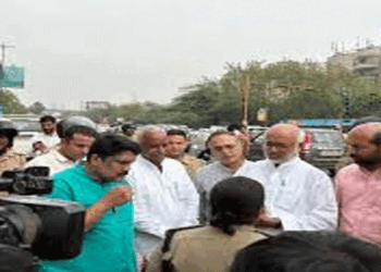 സിപിഎം-നേതാക്കൾക്കൊപ്പം-നോയിഡയിൽ-എത്തിയ-സിഐടിയു-അംഗങ്ങളെ-കാണാനില്ല;-എംഎ-ബേബി,-എഎ-റഹീം,-വി.-ശിവദാസൻ-എന്നിവരടക്കമുള്ളവരെ-യുപി-പോലീസ്-തടഞ്ഞു;-പ്രതിഷേധം-ശക്തം