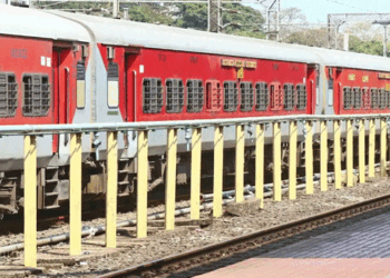 യാത്രയ്ക്കിടെ-മക്കളെ-ട്രെയിനിലിരുത്തി-അമ്മ-വെള്ളം-വാങ്ങാനിറങ്ങി;-ട്രെയിൻ-വിട്ടുപോയി;-സമയോചിത-ഇടപെടലുമായി-ആർപിഎഫ്-ഉദ്യോ​ഗസ്ഥൻ