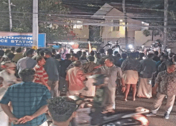 ബന്ധുക്കൾ-തമ്മിലുള്ള-തർക്കം-സിപിഎം-ബിജെ.പി-സംഘർഷമായി;-കൂട്ടയടി,-കല്ലേറ്,-ലാത്തിച്ചാർജ്;-പോലീസുകാരന്-പരിക്ക്