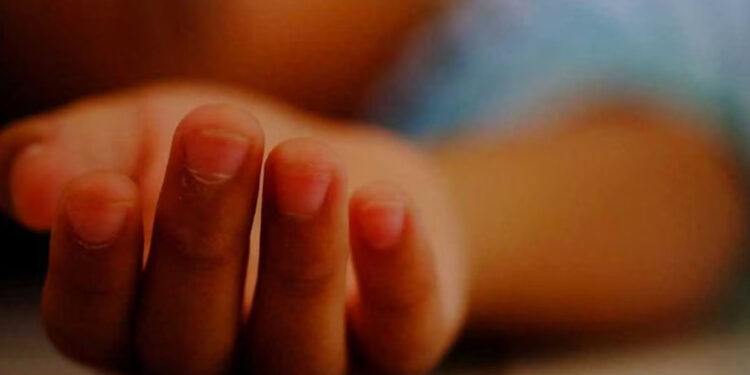 കോണിപ്പടിയിൽ-നിന്ന്-വീണ്-ഒന്നാം-ക്ലാസ്-വിദ്യാർത്ഥിനി-മരിച്ചു