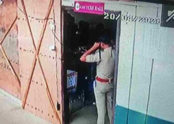 കോഴിക്കോട്-തെരഞ്ഞെടുപ്പ്-അട്ടിമറി-നീക്കമോ?-ജീവനക്കാർ-സ്ട്രോങ്-റൂമിൽ-കയറുന്ന-ദൃശ്യങ്ങൾ-പുറത്ത്-വിട്ട്-യുഡിഎഫ്,-കയറിയത്-പേരാമ്പ്ര-മണ്ഡലത്തിലെ-പോളിങ്-രേഖകൾ-സൂക്ഷിച്ച-സീൽ-ചെയ്യാത്ത-മുറിയിൽ-തെരഞ്ഞെടുപ്പുമായി-ബന്ധപ്പെട്ട-എൻകോർ-സോഫ്റ്റ്വെയറിലെ-വിവരങ്ങൾ-അപ്‌ഡേറ്റ്-ചെയ്യാൻ-റിട്ടേണിംഗ്-ഓഫീസർ