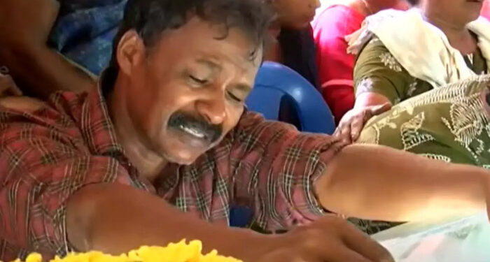 ചങ്കുറപ്പുുള്ളവനാ-എന്റെ-മകന്‍…-നിതിന്‍-ഒരിക്കലും-ആത്മഹത്യ-ചെയ്യില്ല,-അവനെ-തള്ളിയിട്ട്-കൊന്നതാ…-എനിക്കത്-നന്നായി-അറിയാം,-പ്രിന്‍സിപ്പലും-ഉത്തരവാദിയാണ്,-അഞ്ചരക്കണ്ടി-ദന്തൽ-കോളജിന്-മുന്നില്‍-തളര്‍ന്ന്-വീണ്-നിതിന്റെ-പിതാവ്