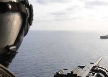 വന്ന-വഴി-നേരെ-തിരിച്ചുവിട്ടോ…-അല്ലെങ്കിൽ-വെടിവച്ച്-തകർക്കും!!-യുഎസ്-നാവിക-ഉപരോധം-ലംഘിക്കാൻ-ശ്രമിച്ച-ചരക്കുകപ്പലിനെ-ഹെലികോപ്റ്ററിൽനിന്നുള്ള-മെഷീൻ-ഗൺ-ഉപയോഗിച്ച്-തടയുന്ന-ദൃശ്യം-പുറത്തുവിട്ട്-അമേരിക്ക,-ഇതുവരെ-തിരിച്ചയച്ചത്-27-കപ്പലുകൾ