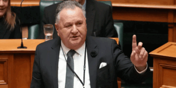 ഇന്ത്യക്കാരെ-‘ബട്ടർ-ചിക്കൻ‘-എന്നു-വിളിച്ച്-ന്യൂസിലൻഡ്-മന്ത്രി;-‘നിയന്ത്രണമില്ലാത്ത-കുടിയേറ്റം-രാജ്യത്ത്-വേതനം-കുറയാനും-റോഡുകളും-ആശുപത്രികളും-പൊതുസേവന-സ്ഥാപനങ്ങളും-തിരക്കേറിയതാകാനും-ഇടവരുത്തു‘മെന്നും-പരാമർശം