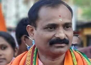 മാർച്ചിനിടെ-വനിതാപ്രവർത്തകയെ-നൗഫൽ-എന്ന-പോലീസുകാരൻ-കടിച്ചു-മുറിവേൽപ്പിച്ചു,-പ്രവർത്തകർക്കു-നേരെ-മലിനജലമാണ്-ജലപീരങ്കിയിൽ-ഉപയോ​ഗിച്ചത്,-മലമുകളിൽ-നടന്ന-സംഘർഷത്തിൽ-വയർലെസ്-സെറ്റുപയോഗിച്ച്-പ്രവർത്തകന്റെ-മുഖത്തിടിച്ച്-ഗുരുതരമായി-പരുക്കേൽപ്പിച്ചു,-സിഐ-വിപിൻ-സുജിത്തിന്റെ-തലയ്ക്കടിച്ചു,-12-സ്റ്റിച്ചാണ്-തലയിലിട്ടത്…-മേയർ-വി-വി-രാജേഷ്