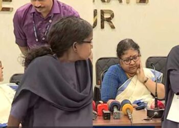 ‘അയൽവാസിയുടെ-വീട്ടിലെ-ചക്ക-എന്റെ-പറമ്പിൽ-വീഴുന്നതിൽ-പരാതി-കൊടുത്തിട്ടും-നടപടിയുണ്ടായില്ല’…-തൃശൂർ-വെടിക്കെട്ട്-ദുരന്തത്തിൽ-മന്ത്രിമാരുടെ-പത്രസമ്മേളനം-യുവതി-തടസപ്പെടുത്തിയതിനു-പിന്നിൽ-അയൽവാസിയുടെ-പറമ്പിലെ-‘ചക്ക’,-പത്രസമ്മേളനം-കഴിഞ്ഞ്-പരിഹരിക്കാമെന്ന്-ഉറപ്പ്-നൽകിയിട്ടും-അമ്പിനും-വില്ലിനും-വഴങ്ങാതെ-യുവതി