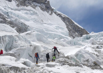 സീസണിൽ-എവറസ്റ്റിലേക്കുള്ള-വഴിമുടക്കി-മഞ്ഞുകട്ടകൾ;-ബേസ്-ക്യാമ്പിൽ-കുടുങ്ങി-പർവതാരോഹകർ