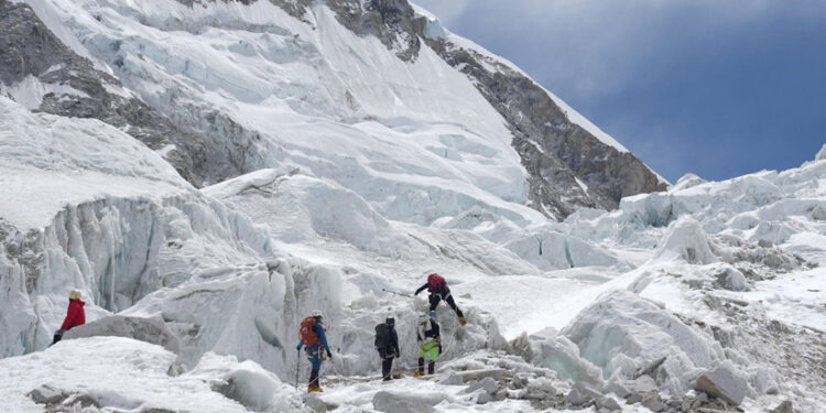 സീസണിൽ-എവറസ്റ്റിലേക്കുള്ള-വഴിമുടക്കി-മഞ്ഞുകട്ടകൾ;-ബേസ്-ക്യാമ്പിൽ-കുടുങ്ങി-പർവതാരോഹകർ