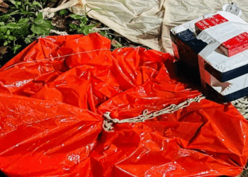 ആകാശത്തുനിന്നും-അജ്ഞാത-ഉപകരണവും-ഭീമൻ-ബലൂണും-ബൈക്കുയാത്രികരുടെ-മീതെ-പതിച്ചു;-യന്ത്രത്തിന്റെ-മോട്ടോർ-പ്രവർത്തിക്കുന്നു!-പരിഭ്രാന്തിയിലായതോടെ-വിശദ-പരിശോധന;-ഒടുവിൽ-സം​ഗതി-പിടികിട്ടി-ഐഎസ്ആർഒയുടെ-അന്തരീക്ഷ-പഠന-ഉപകരണം!