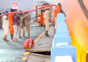 മാലിന്യക്കൂമ്പാരത്തിനു-തീപിടിച്ചു,-എറണാകുളം-പുല്ലേപ്പടി-പാലത്തിന്-സമീപം-വൻ-തീപ്പിടിത്തം!!-പാലത്തിലൂടെയുള്ള-ഗതാഗതം-നിർത്തിവച്ചു,-തീ-അണയ്ക്കാനുള്ള-ശ്രമം-തുടരുന്നു